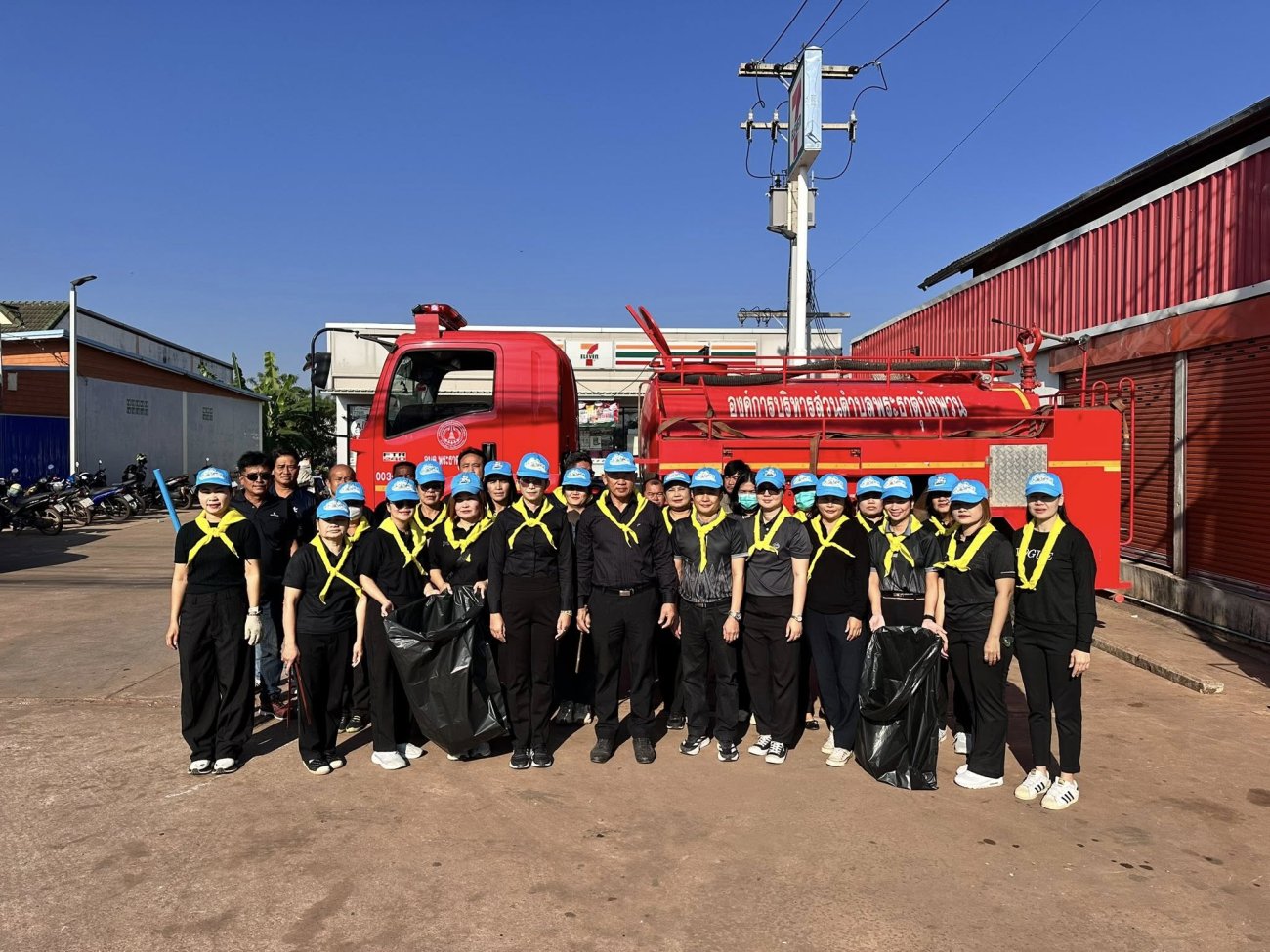 องค์การบริหารส่วนตำบลพระธาตุบังพวน จัดกิจกรรมจิตอาสาพัฒนาทำความสะอาดพื้นที่สาธารณะ (ถนนหน้าตลาดบ้านเก่าน้อย หมู่ที่4) เพื่อน้อมรำลึก 5  ธันวาคม วันคล้ายวันพระบรมราชสมภพของพระบาทสมเด็จพระบรมชนกาธิเบศร มหาภูมิพลอดุลยเดชมหาราชบรมนาถบพิตร วันชาติไทย และวันพ่อแห่งชาติ