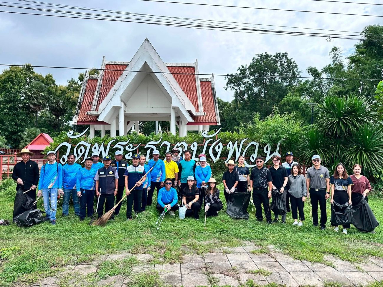 วันที่ 23 กรกฎาคม 2569 นายพิทักษ์ สุระถิตย์ นายกองค์การบริหารส่วนตำบลพระธาตุบังพวน พร้อมด้วยปลัดองค์การบริหารส่วนตำบลพระธาตุบังพวน หัวหน้าส่วนราชการ พนักงาน และสมาชิกสภาองค์การบริหารส่วนตำบลพระธาตุบังพวน ร่วมกิจกรรมจิตอาสาพัฒนาทำความสะอาด เก็บกวาดขยะ และปรับปรุงภูมิทัศน์โดยรอบวัดพระธาตุบังพวน