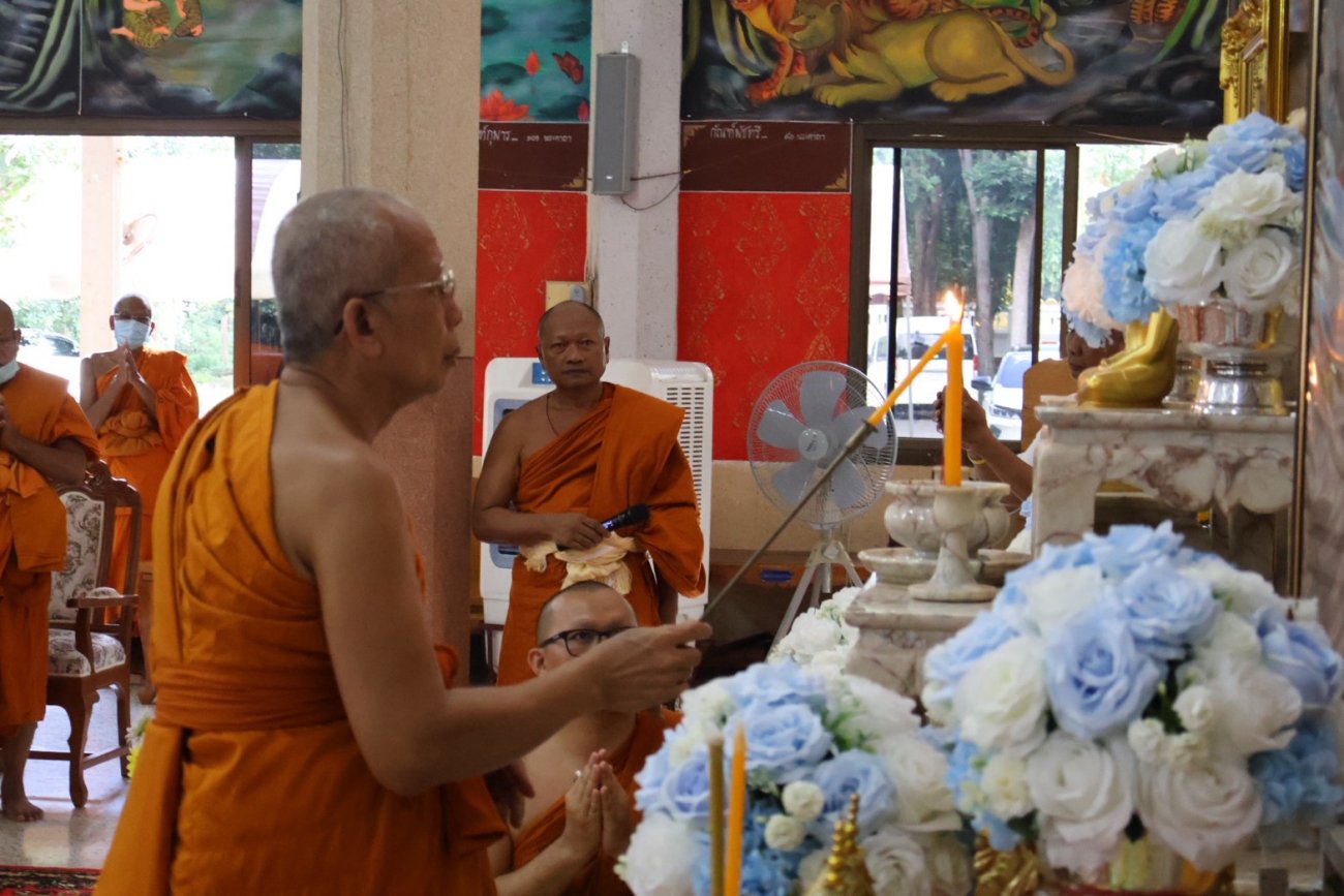 ต้อนรับ รองเจ้าคณะจังหวัด และถวายน้ำปานะ งานสอบธรรมสนามหลวง ประโยค นักธรรมชั้นตรี