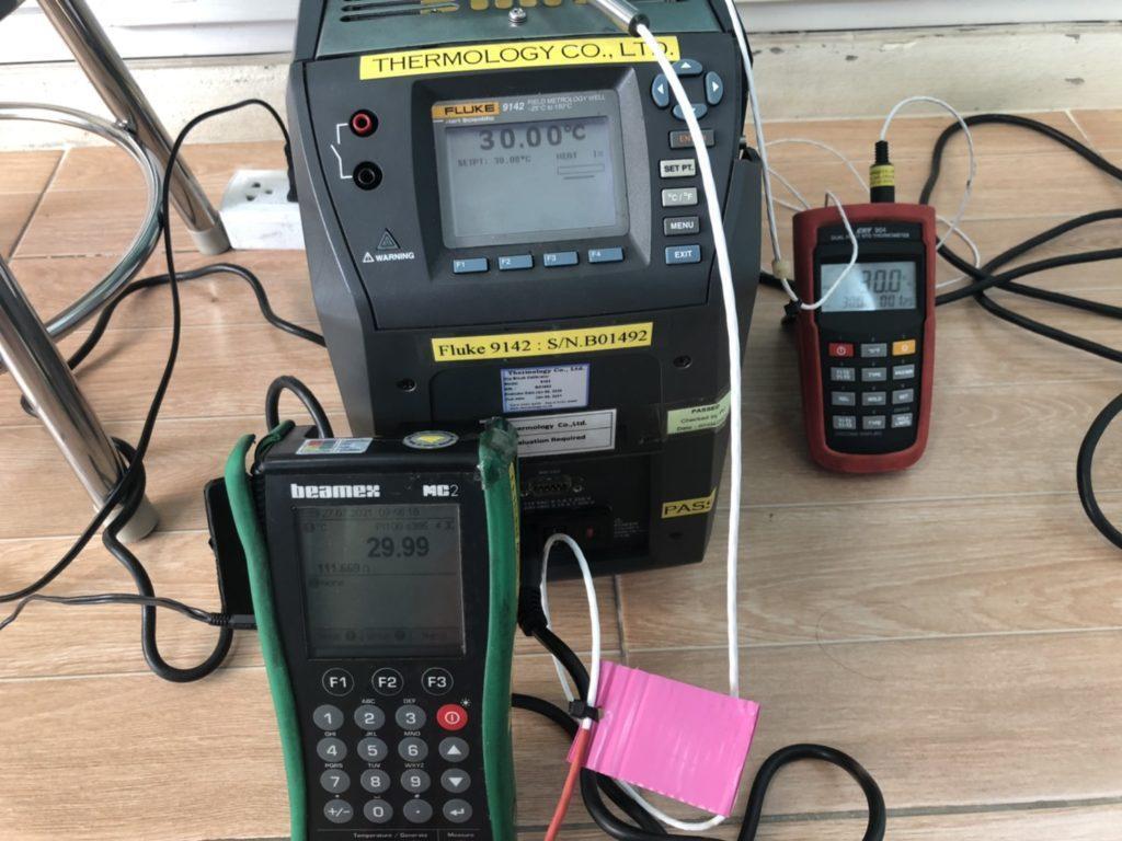 Thermology laboratory horizontal view - precision calibration setup