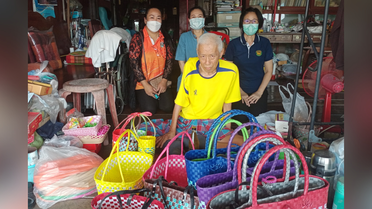 การสานตะกร้าจากเส้นพลาสติก 3